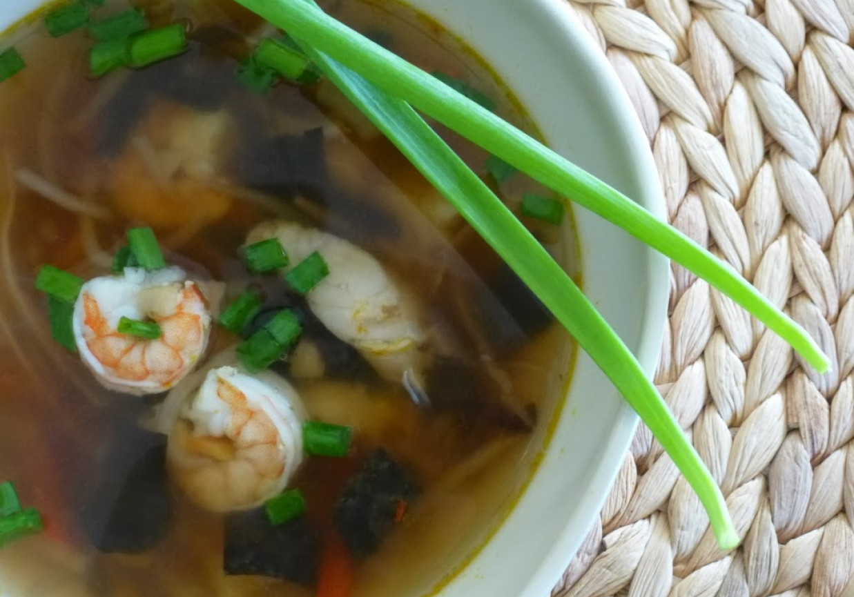 Zupa Azjatycka z krewetkami i rybą foto