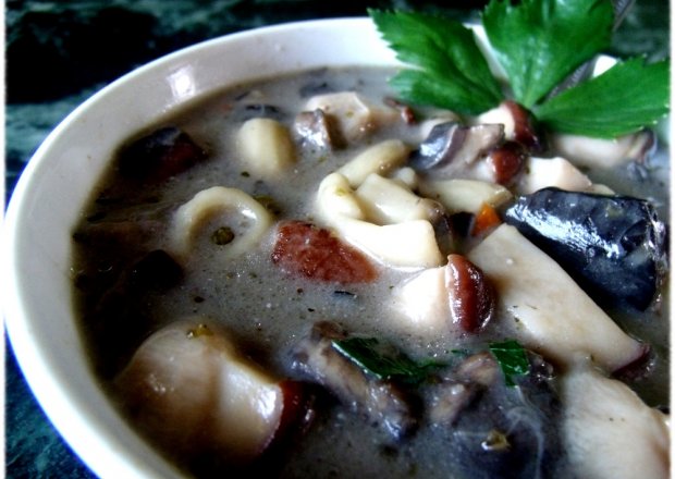 Fotografia przedstawiająca zupa borowikowo pieczarkowa