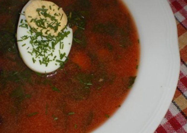 Fotografia przedstawiająca Zupa botwinkowa z jajkiem