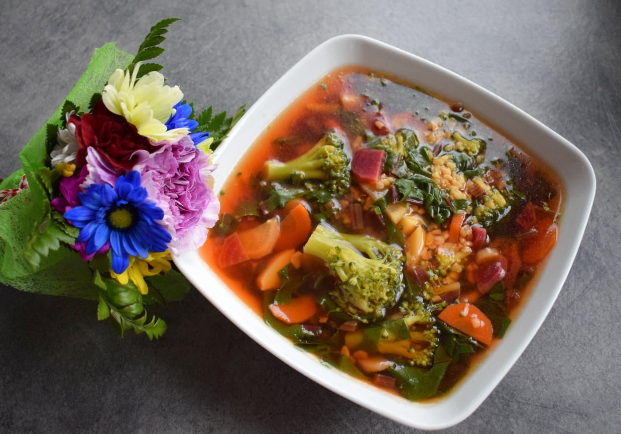 Zupa botwinkowo-brokułowa z kaszą bulgur foto