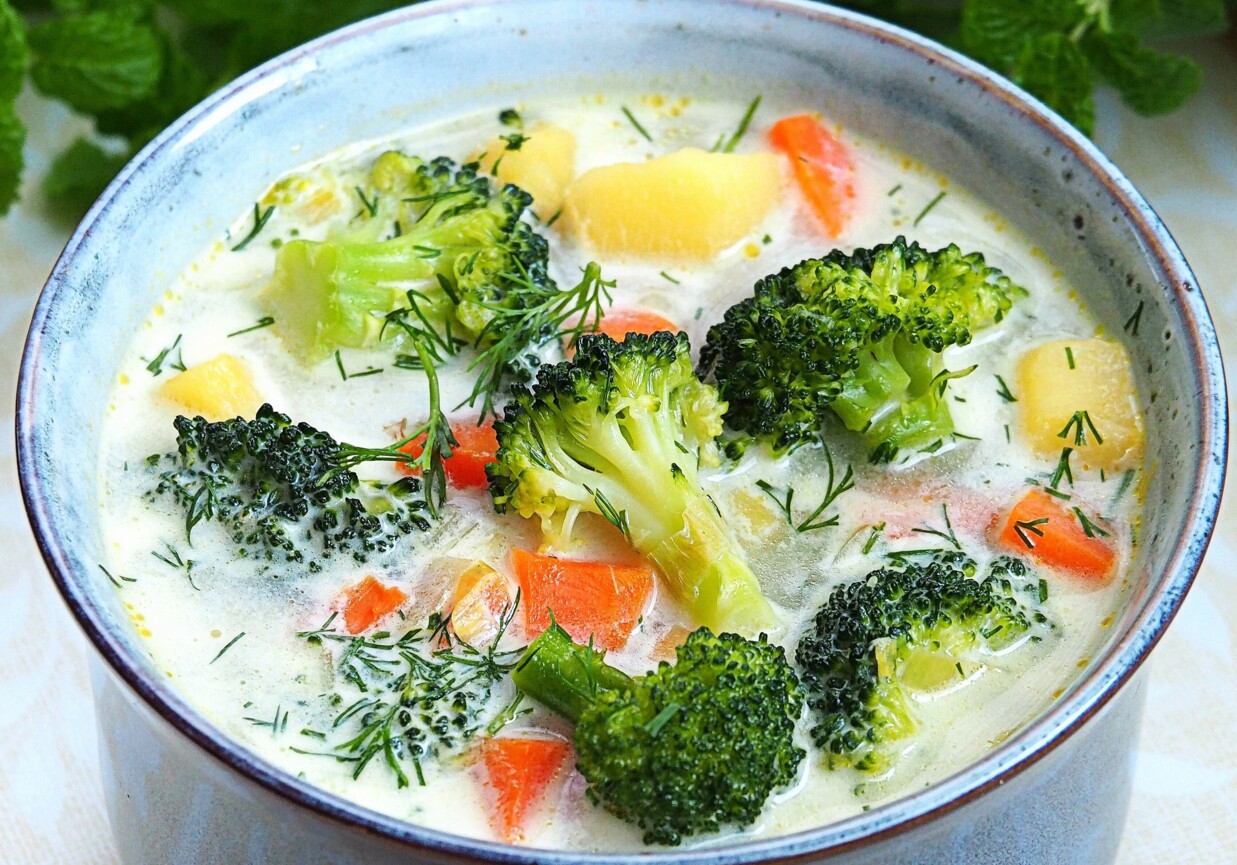 Aromatyczna zupa brokułowa z ziemniakami foto