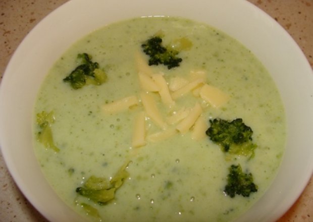 Fotografia przedstawiająca Zupa brokułowa na mleku