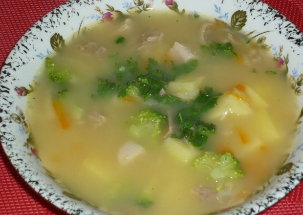 Fotografia przedstawiająca Zupa brokułowa na wieprzowinie