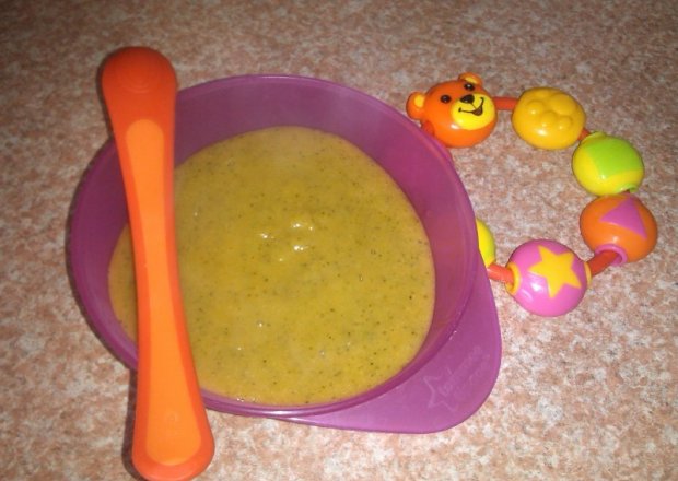 Fotografia przedstawiająca Zupa brokułowa z glutenem dla niemowlaka