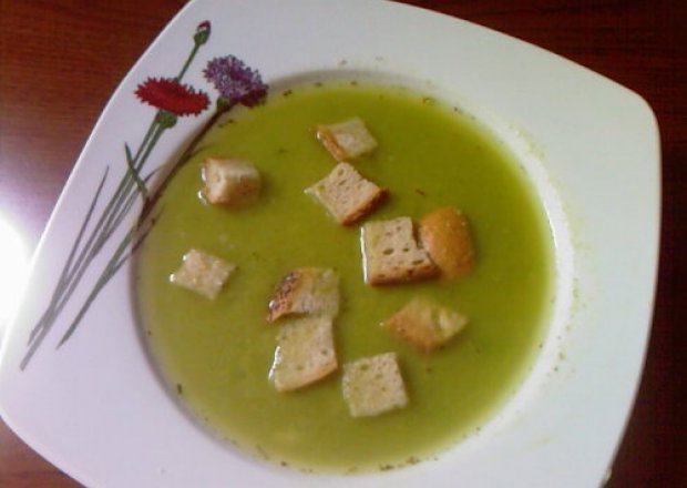 Fotografia przedstawiająca Zupa brokulowa z groszkiem