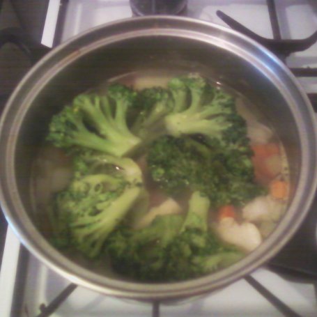 Krok 1 - Zupa brokułowa z grzanką na maśle foto