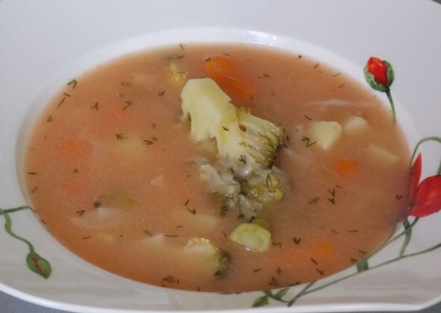 Fotografia przedstawiająca Zupa brokułowa z kapustą i pomidorami