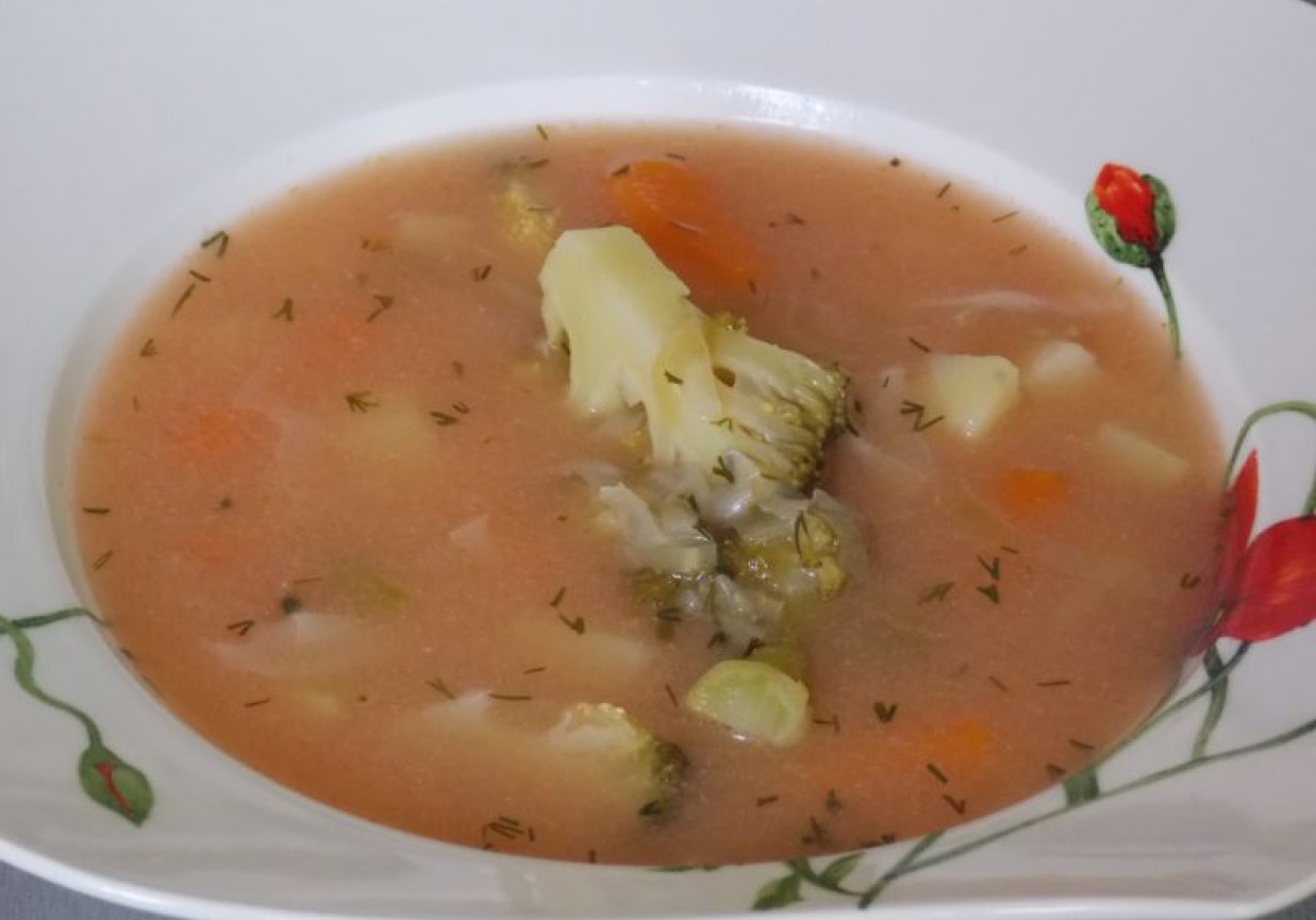 Zupa brokułowa z kapustą i pomidorami foto