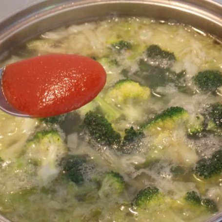 Krok 5 - Zupa brokułowa z kapustą i pomidorami foto