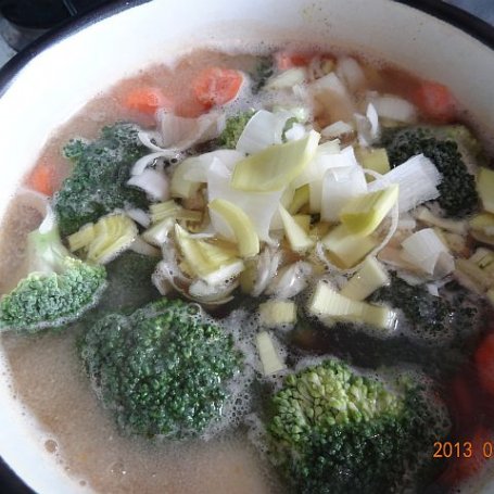 Krok 2 - Zupa brokułowa z kaszą manną foto