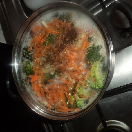 Krok 3 - zupa brokułowa z kaszą na wywarze z udka foto