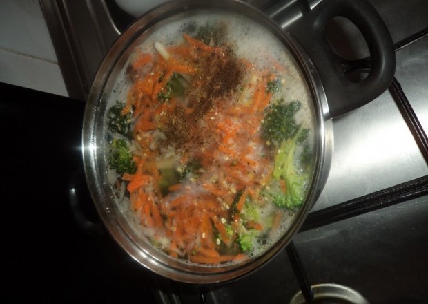 Fotografia przedstawiająca zupa brokułowa z kaszą na wywarze z udka