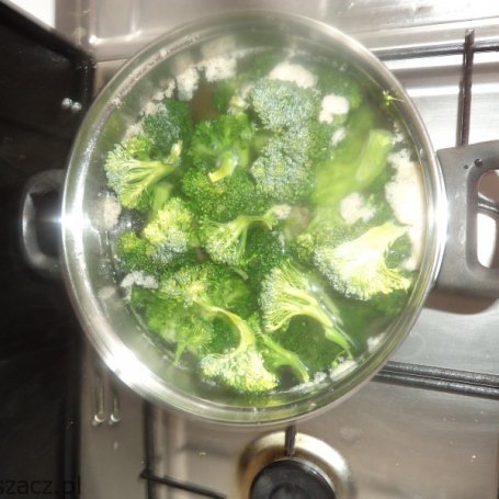 Krok 2 - zupa brokułowa z kaszą na wywarze z udka foto