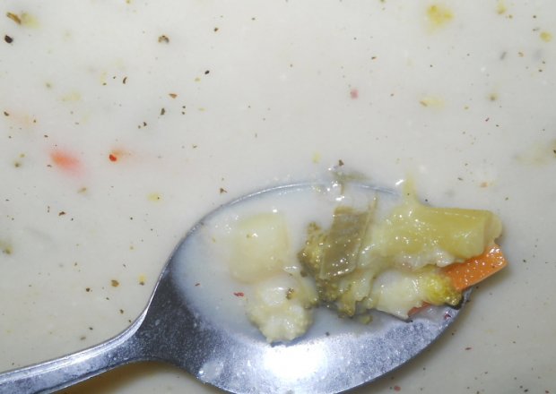 Fotografia przedstawiająca zupa brokułowa z kaszą