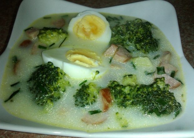 Fotografia przedstawiająca Zupa brokułowa z kiełbasą i jajkiem