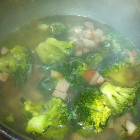 Krok 1 - Zupa brokułowa z kiełbasą i jajkiem foto