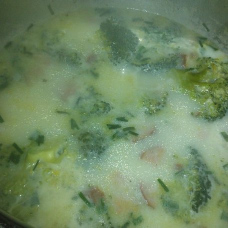 Krok 2 - Zupa brokułowa z kiełbasą i jajkiem foto