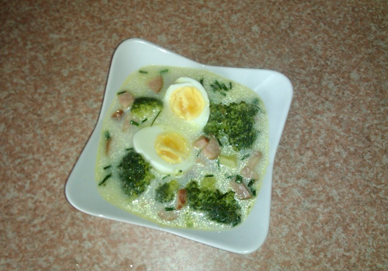 Zupa brokułowa z kiełbasą i jajkiem foto