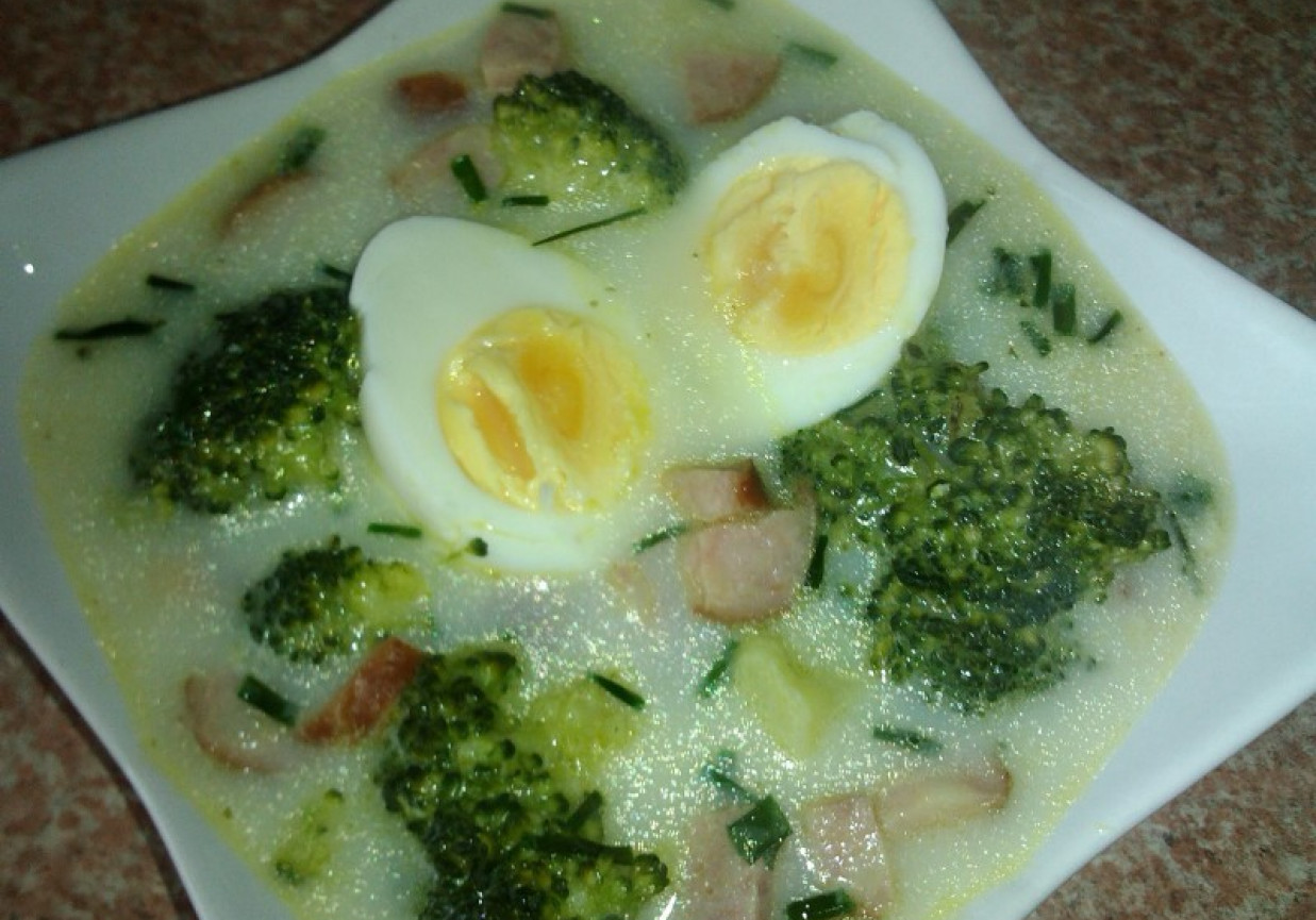 Zupa brokułowa z kiełbasą i jajkiem foto