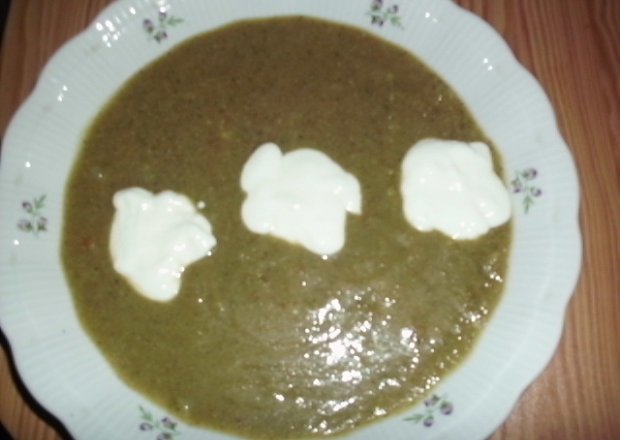 Fotografia przedstawiająca Zupa brokułowa z kleksem śmietany