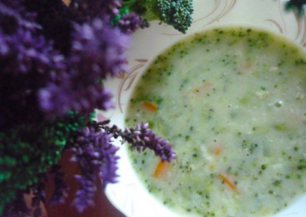 Fotografia przedstawiająca Zupa brokułowa z kluskami lanymi