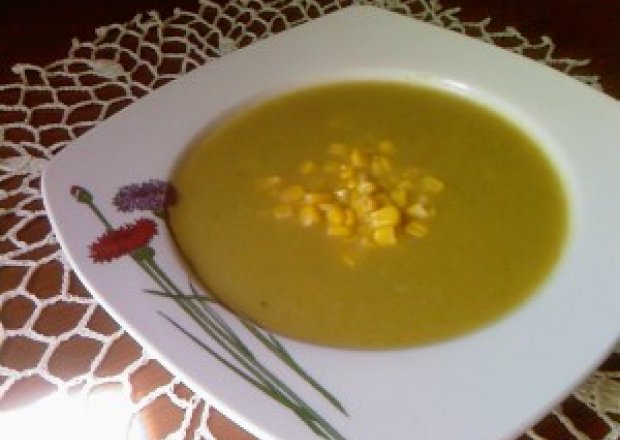 Fotografia przedstawiająca Zupa brokułowa z kukurydzą