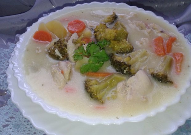 Fotografia przedstawiająca Zupa brokułowa z kurczakiem