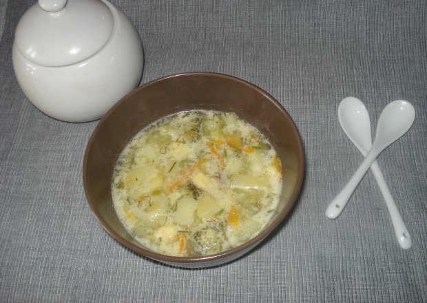 Fotografia przedstawiająca Zupa brokułowa z lanym ciastem i koperkiem