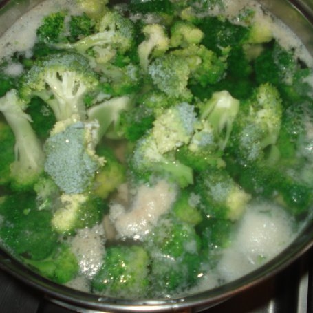 Krok 4 - Zupa brokułowa z lanym ciastem i koperkiem foto