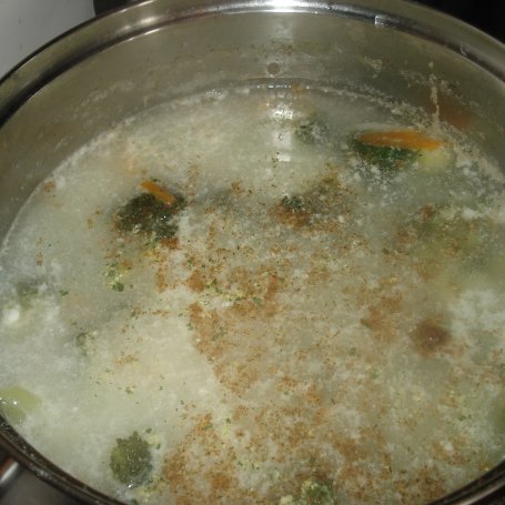Krok 6 - Zupa brokułowa z lanym ciastem i koperkiem foto
