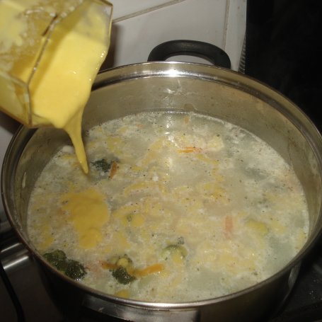 Krok 7 - Zupa brokułowa z lanym ciastem i koperkiem foto