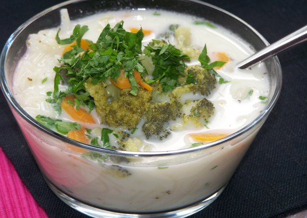 Fotografia przedstawiająca Zupa brokułowa z makaronem, czyli na niedzielę lekka zupa :)