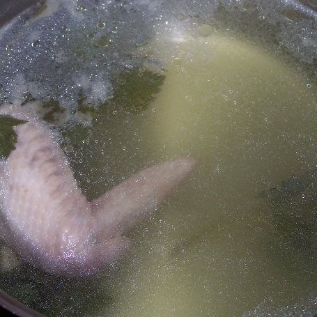 Krok 2 - Zupa brokułowa z makaronem, czyli na niedzielę lekka zupa :) foto
