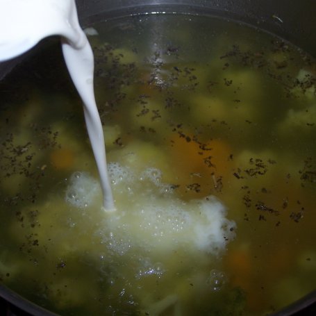 Krok 4 - Zupa brokułowa z makaronem, czyli na niedzielę lekka zupa :) foto