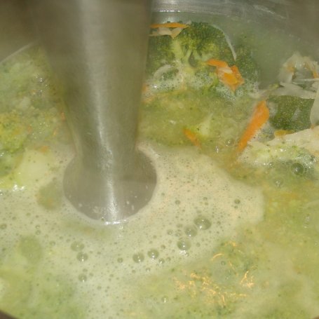 Krok 2 - Zupa brokułowa z makaronem i serkiem foto