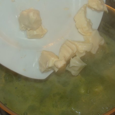 Krok 3 - Zupa brokułowa z makaronem i serkiem foto