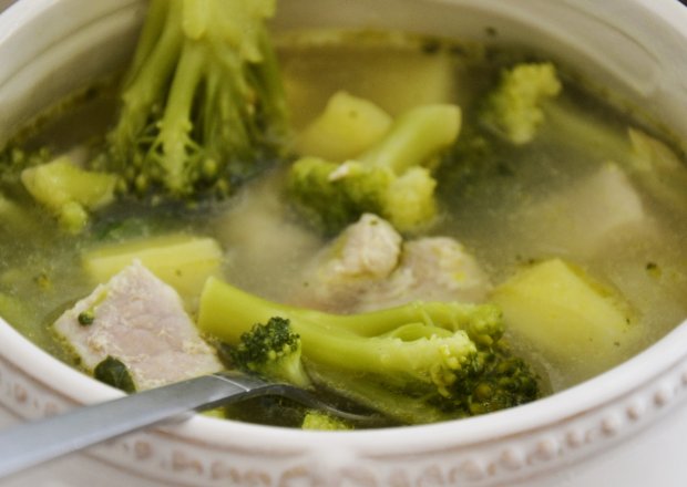 Fotografia przedstawiająca Zupa brokułowa z mięsną wkładką