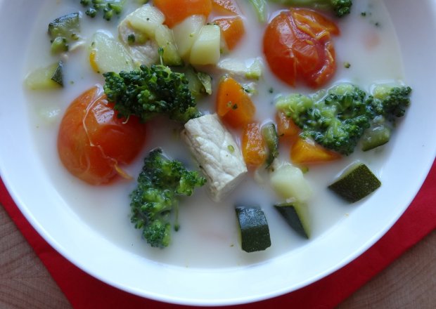 Fotografia przedstawiająca Zupa brokułowa z pomidorkami