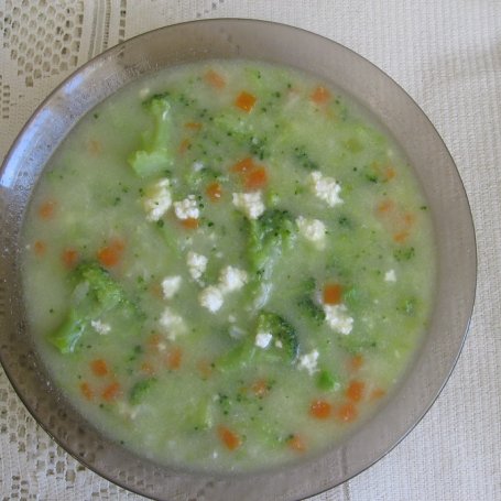 Krok 5 - Zupa brokułowa z ryżem i białym serem foto