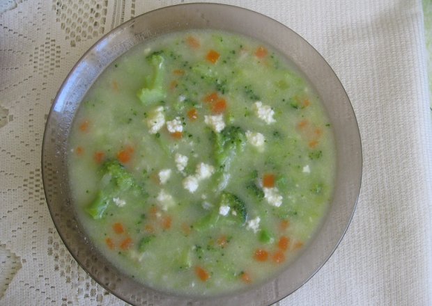 Fotografia przedstawiająca Zupa brokułowa z ryżem i białym serem