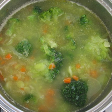 Krok 3 - Zupa brokułowa z ryżem i białym serem foto