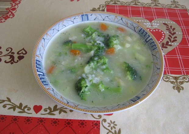 Fotografia przedstawiająca Zupa brokułowa z ryżem i koperkiem