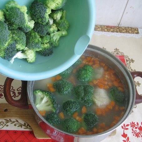 Krok 4 - Zupa brokułowa z ryżem i koperkiem foto