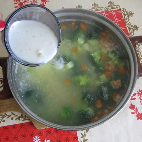 Krok 5 - Zupa brokułowa z ryżem i koperkiem foto