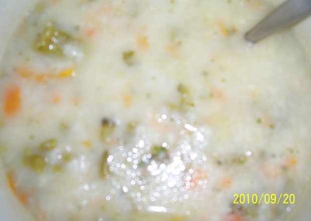 Fotografia przedstawiająca zupa brokułowa z ryżem