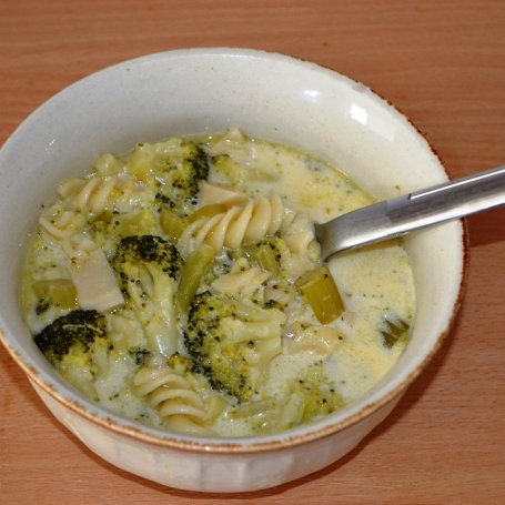 Krok 4 - Zupa brokułowa z selerem naciowym foto