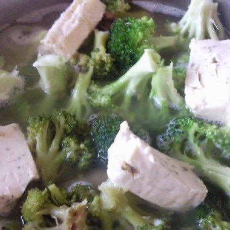 Krok 3 - Zupa brokułowa z serkiem topionym foto