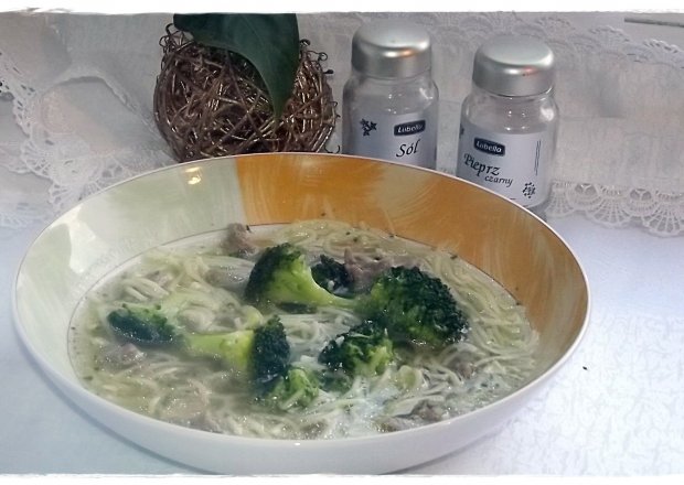 Fotografia przedstawiająca Zupa brokułowa  z szynką