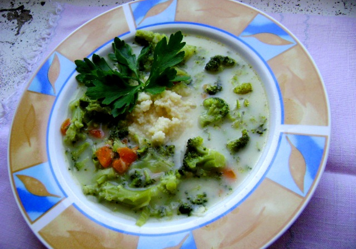 Zupa brokułowa z topionym serkiem i kuskusem foto