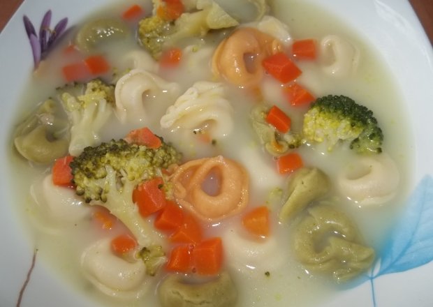 Fotografia przedstawiająca Zupa brokułowa z tortellini